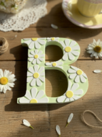 Lettre décorative en forme de marguerite