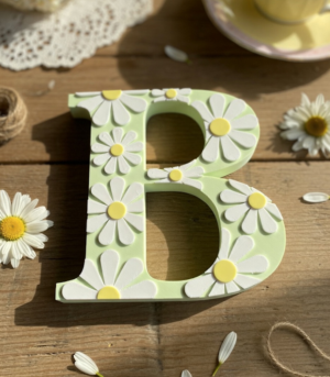 Lettre décorative en forme de marguerite